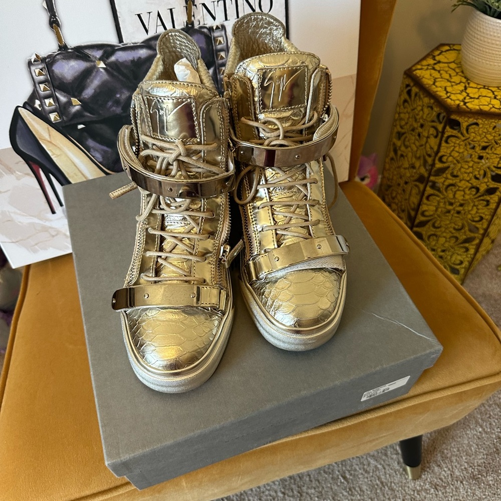 GIUSEPPE ZANOTTI
DESIGN